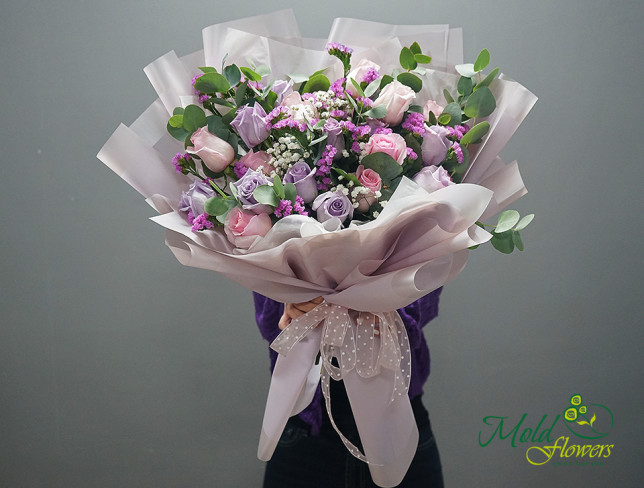 Букет из фиолетовых и розовых роз Фото